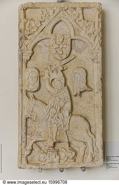 Escudo de armas de la ciudad de Evora  siglo XVI  marmol  originalmente situado en casa do Ver o Peso  museo de Evora  Evora  Alentejo  Portugal  europa.
