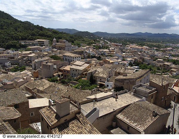 ESP Spanien Balearen Mallorca Arta : Blick von der Burg ueber die Wallfahrtskirche Santuari de Sant Soalvador auf die Daecher von Arta.