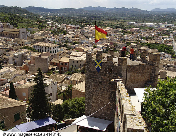 ESP  Spanien  Balearen  Mallorca : Burg oberhalb des Ortes Capdepera  Burgfest.