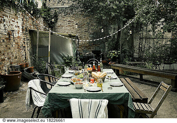 Essen und Trinken auf einem Esstisch in einem leeren Hinterhof