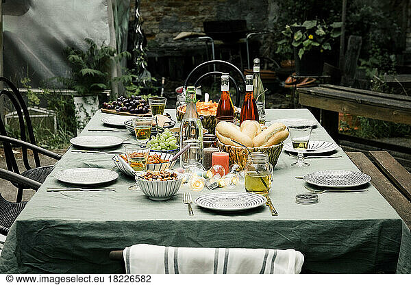Essen und Trinken mit Tellern auf einem Esstisch im Hinterhof