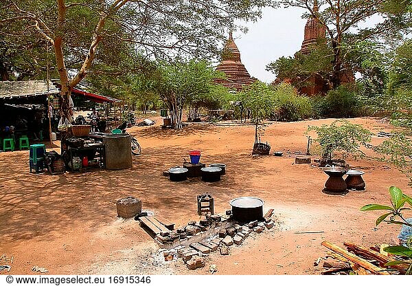 Essensstand in der Nähe des Lawkananda-Tempels in New Bagan  Bagan  Myanmar