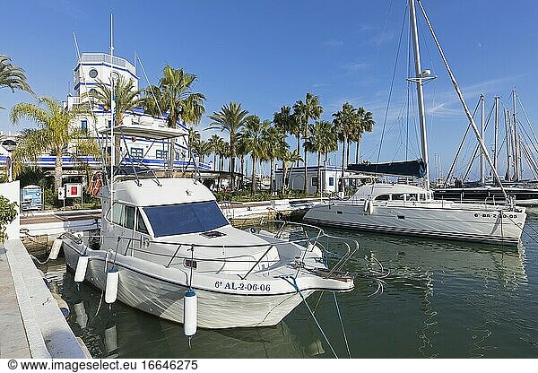 Estepona  Costa del Sol  Provinz Malaga  Andalusien  Südspanien. Der Yachthafen  vollständiger Name Puerto Deportivo de Estepona.