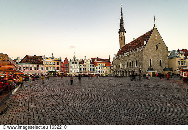Estland  Tallinn  Marktplatz mit Rathaus