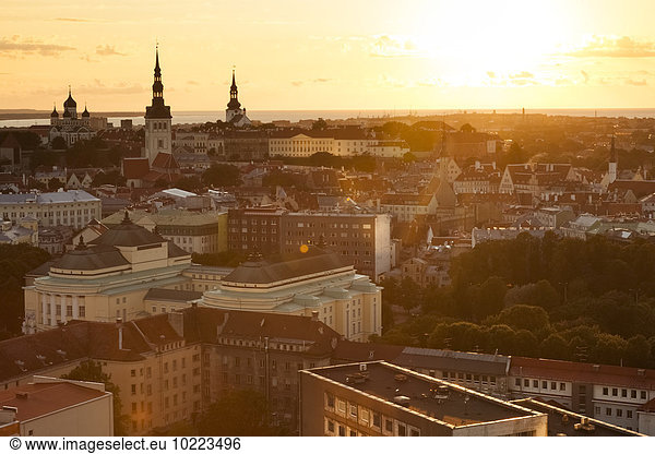 Estland  Tallinn  Stadtansicht bei Sonnenuntergang