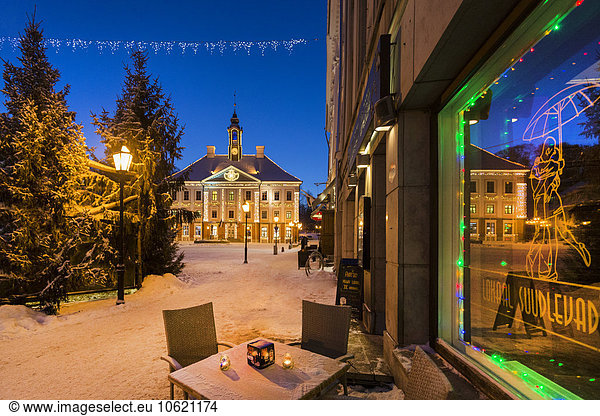 Estland  Tartu  Rathausplatz mit Freiluftcafé im Winter