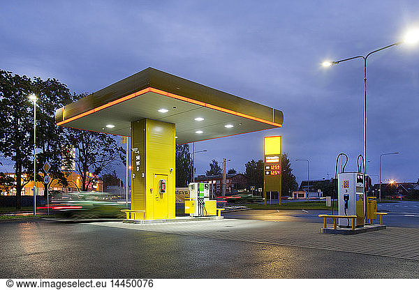 Estnische Tankstelle bei Nacht
