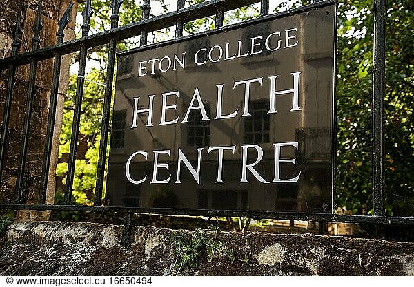 Eton  Berkshire  England  Vereinigtes Königreich  Schüler des Eton College  von denen einige während der Schließung von Covid-19 Masken tragen  gehen zwischen den Unterrichtsstunden in dieser berühmten öffentlichen Schule spazieren.
