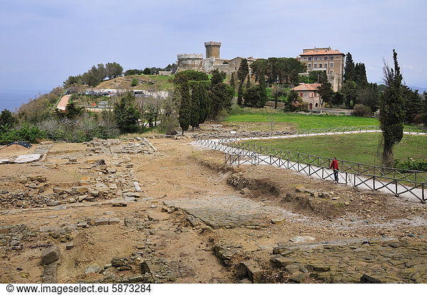 Etruskische Akropolis vor der Festung von Populonia  Toskana  Italien  Europa