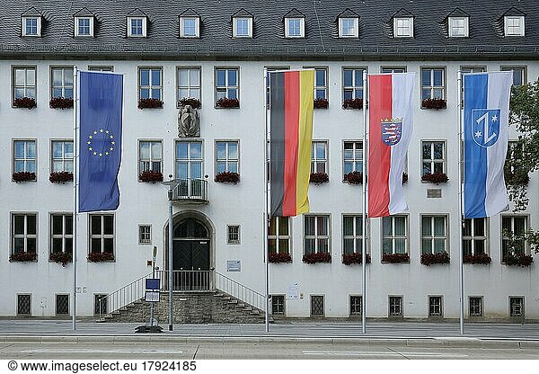 EU-Flagge  Staatsflagge  Landesflagge und Stadtflagge vor dem Rathaus  Rüsselsheim  vier  europäische  deutsche  hessische  Hessen  Deutschland  Europa