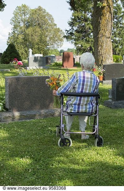 Europäer Frau Besuch Treffen trifft alt Friedhof Grab