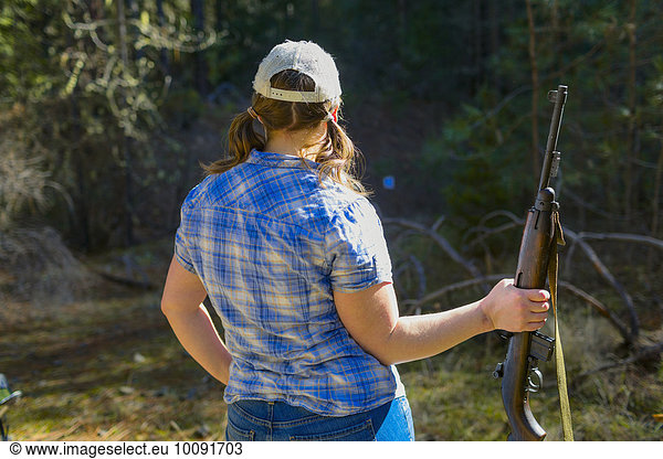 Europäer Frau tragen Wald Gewehr