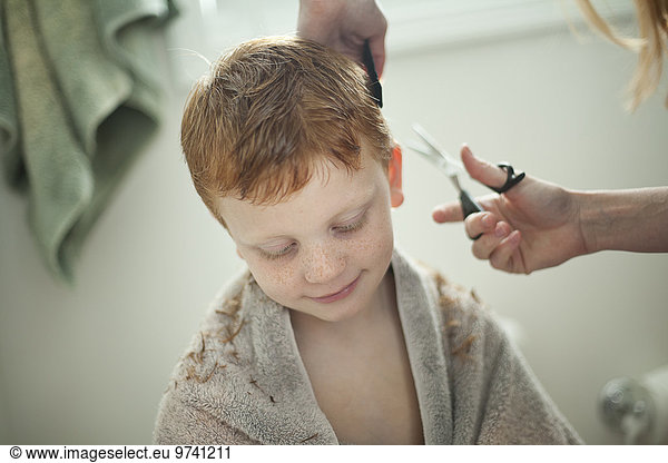 Europäer geben Sohn Frisur Frisuren Schnitt Schnitte Haarschnitt Haarschnitte Mutter - Mensch