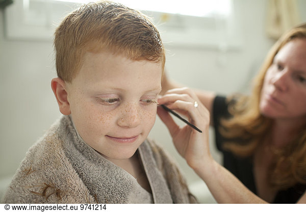 Europäer geben Sohn Frisur Frisuren Schnitt Schnitte Haarschnitt Haarschnitte Mutter - Mensch