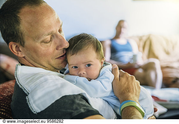 Europäer Junge - Person Menschlicher Vater Zimmer rülpsen Wohnzimmer Baby