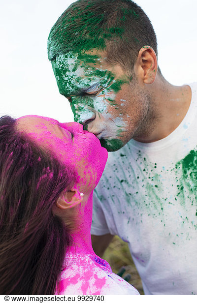 Europäer küssen planschen Gesichtspuder Farbe Farben bemalen