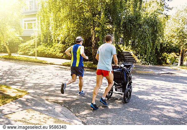 Europäer Kinderwagen joggen Nachbarschaft