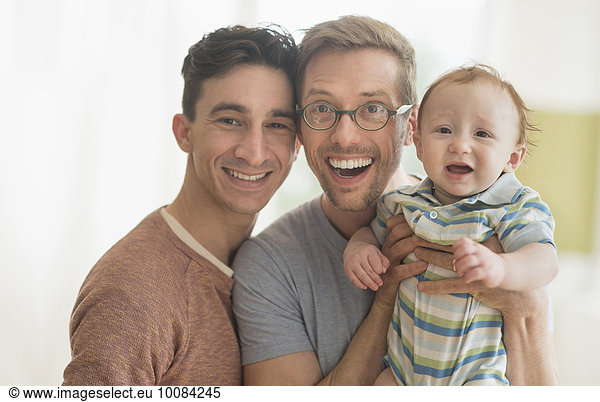 Europäer lächeln Menschlicher Vater halten Baby