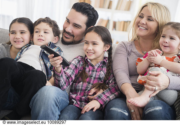 Europäer lächeln Zimmer Menschliche Eltern Wohnzimmer