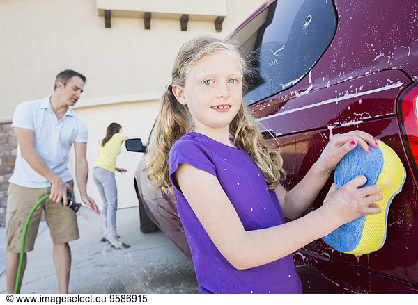 Europäer Menschlicher Vater Auto waschen Fahrweg
