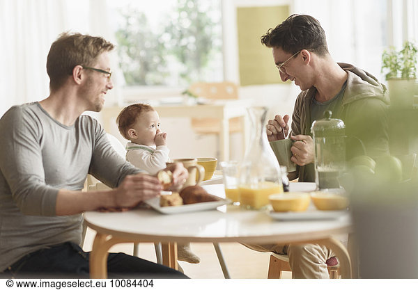 Europäer Menschlicher Vater essen essend isst Baby Frühstück