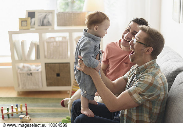 Europäer Menschlicher Vater Zimmer Wohnzimmer Baby spielen