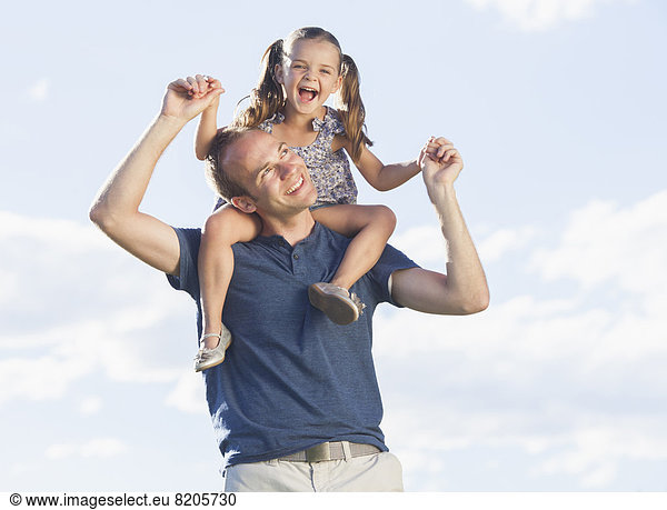 Europäer  tragen  Menschlicher Vater  Menschliche Schulter  Schultern  Tochter