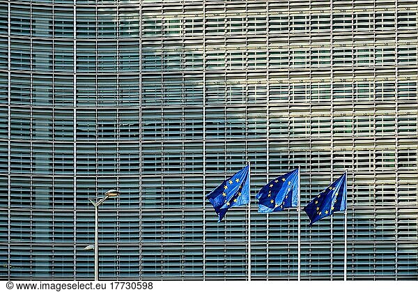 Europäische EU-Flaggen vor dem Berlaymont-Gebäude  dem Sitz der Europäischen Kommission in Brüssel