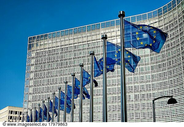 Europäische EU-Flaggen vor dem Berlaymont-Gebäude  dem Sitz der Europäischen Kommission in Brüssel