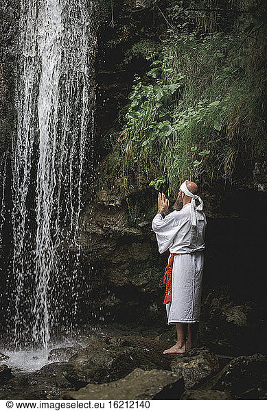 Europäischer Yamabushi-Mönch bei der Takigyo-Wasserfall-Meditation