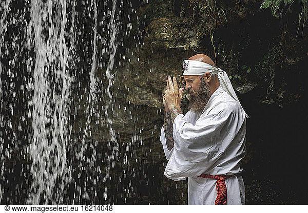 Europäischer Yamabushi-Mönch bei der Takigyo-Wasserfall-Meditation