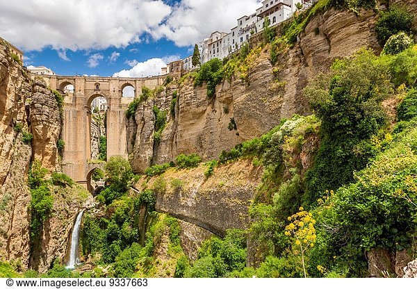 Europa über Brücke Fluss Schlucht Andalusien Ronda Spanien