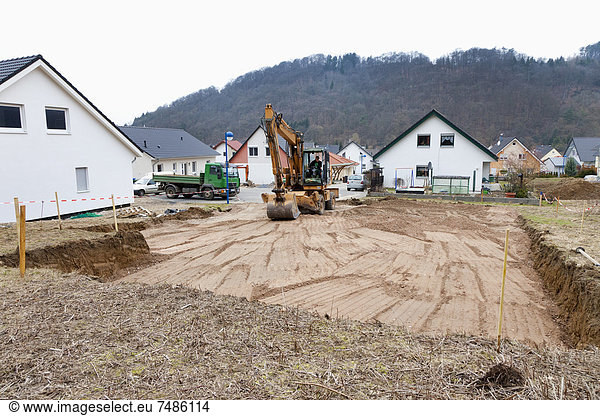 Europa  Deutschland  Rheinland-Pfalz  Mann bereitet Boden für Hausgründung vor