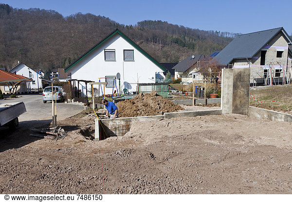 Europa  Deutschland  Rheinland-Pfalz  Mann bereitet Stützmauer für den Wohnungsbau vor