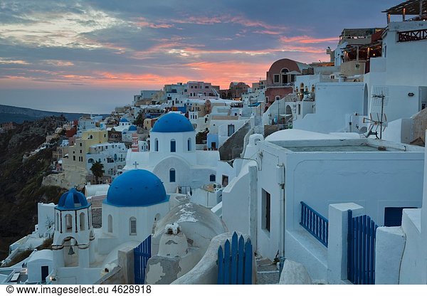 Europa  Griechenland  Ägäis  Kykladen  Thira  Santorini  Oia  Blick auf blaue Kuppel und Glockenturm einer Kirche