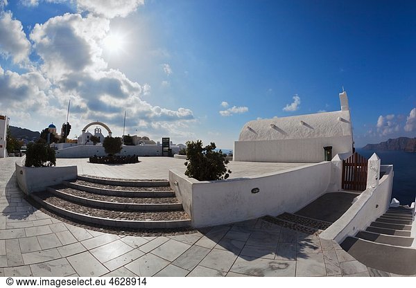 Europa  Griechenland  Ägäis  Kykladen  Thira  Santorini  Oia  Blick auf weiße Kirche