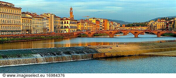 Europa  Italien  Toskana  Florenz  Szenerie der Altstadt bei Sonnenuntergang  Gebäude entlang des Flusses Arno
