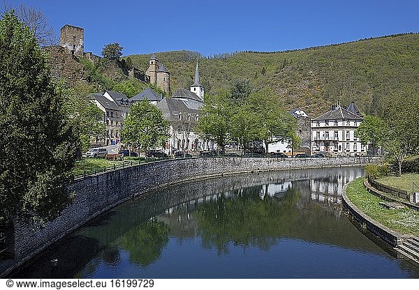 Europa  Luxemburg  Diekirch  Esch-sur-S?re  Blick auf den Fluss S?re und das Dorfzentrum.