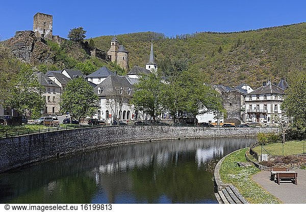 Europa  Luxemburg  Diekirch  Esch-sur-S?re  Blick auf den Fluss S?re und das Dorfzentrum.