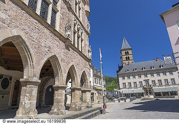 Europa  Luxemburg  Echternach  Denzelt (Historisches Gerichtsgebäude) an der Ecke des Place du Marche.