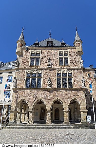 Europa  Luxemburg  Echternach  Denzelt (Historisches Gerichtsgebäude) an der Ecke des Place du Marche.