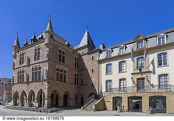 Europa  Luxemburg  Echternach  Denzelt oder Dingstuhl (Gotisches Gerichtsgebäude) und Hotel de Ville (Rathaus).