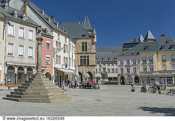 Europa  Luxemburg  Echternach  Place du Marche mit dem Kreuz der Gerechtigkeit und dem historischen Gerichtsgebäude dahinter.