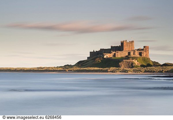 Europa Palast Schloß Schlösser baden Großbritannien Beleuchtung Licht füllen füllt füllend Meer Ignoranz Fokus auf den Vordergrund Fokus auf dem Vordergrund Bucht England Northumberland