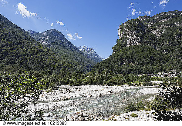 Europa  Schweiz  Blick auf den Verzasca-Fluss