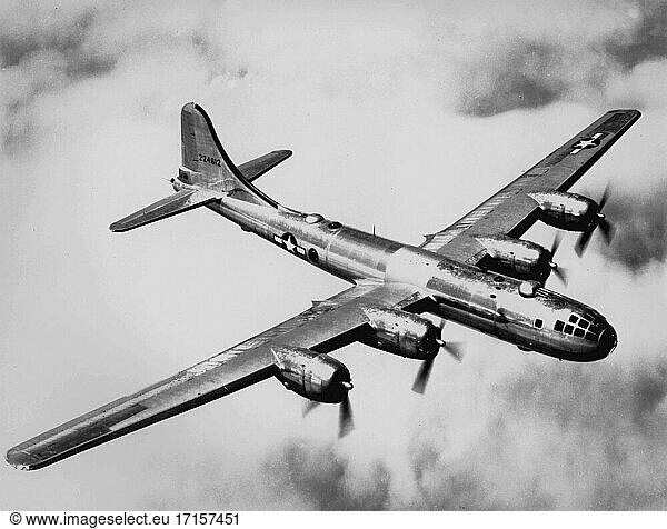 EUROPA -- 1945 -- Schwerer Bomber Boeing B-29 'Superfortress'. Es handelt sich um denselben Flugzeugtyp  der 1945 die beiden Atombomben auf Japan abwarf. USAF Foto (Freigegeben) -- Bild von Lightroom Photos / USAF *NB Nicht retuschiert für Staub und Kratzer.