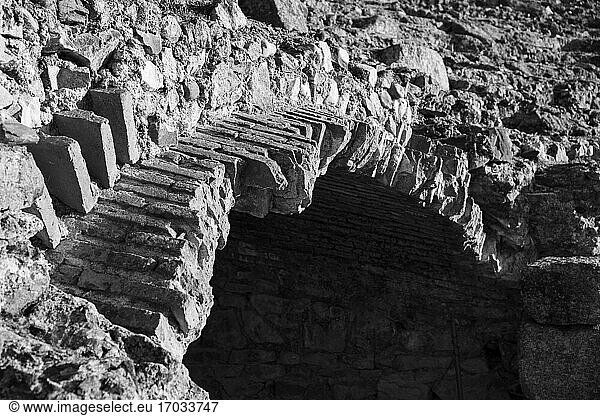 Europa  Spanien  Badajoz  Merida  Amphitheater von Merida (antike römische Ruinen)  Backsteinbogen (Detail).