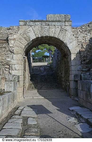 Europa  Spanien  Badajoz  Merida  Amphitheater von Merida (antike römische Ruinen) mit Eingangstor.
