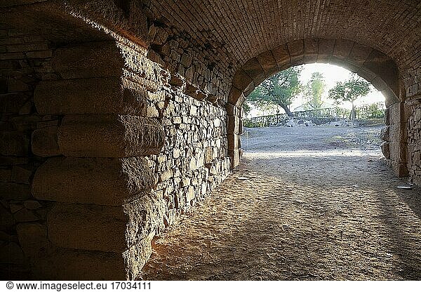Europa  Spanien  Badajoz  Merida  Amphitheater von Merida (antike römische Ruinen)  Tunnel zur Hauptarena.