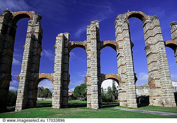 Europa  Spanien  Badajoz  Merida  Römisches Acueducto de los Milagros oder 'Wunderbares Aquädukt' mit nistenden Störchen.